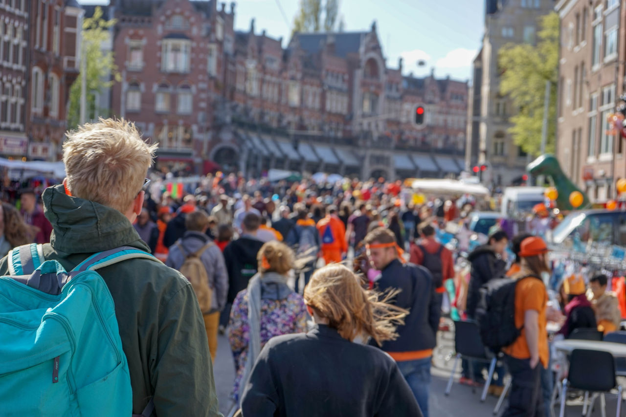 Veel toeristen in Amsterdam tijdens Koningsdag.